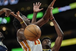 Clint Capela a capté de nombreux rebonds face aux joueurs de la Louisiane. KEYSTONE/AP/Mike Stewart